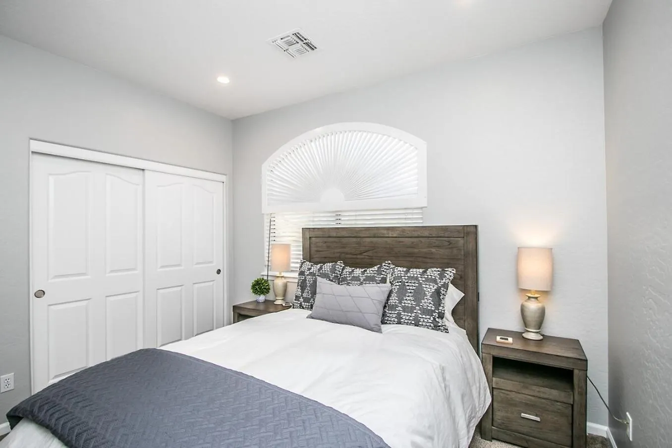 Luxury Homestyle Getaway Wpool, Gym, & Office Scottsdale USA